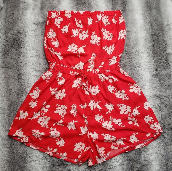 Red rompers with white flowers - Picture 2 of 6